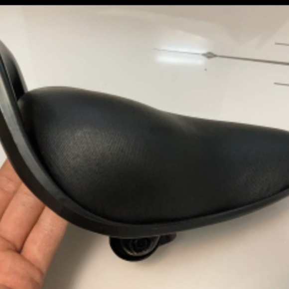 Brand new Kid's  bike saddle with bike pedal - Picture 4 of 10